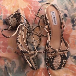 STEVE MADDEN STRAPPY SNAKE PRINT BLOCK HEELS